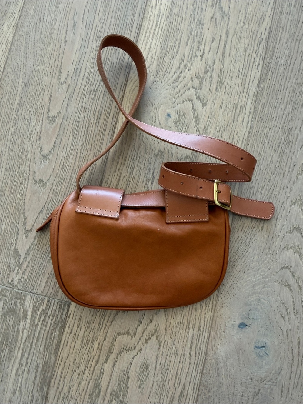 Classic Tan Leather Crossbody Bag with Zip Closure - Picture 4 of 4